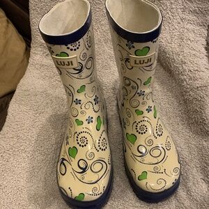 Rain boots really cute
